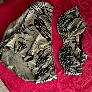 Women's swim suit like new.  Size 18. Swim top has underwire.